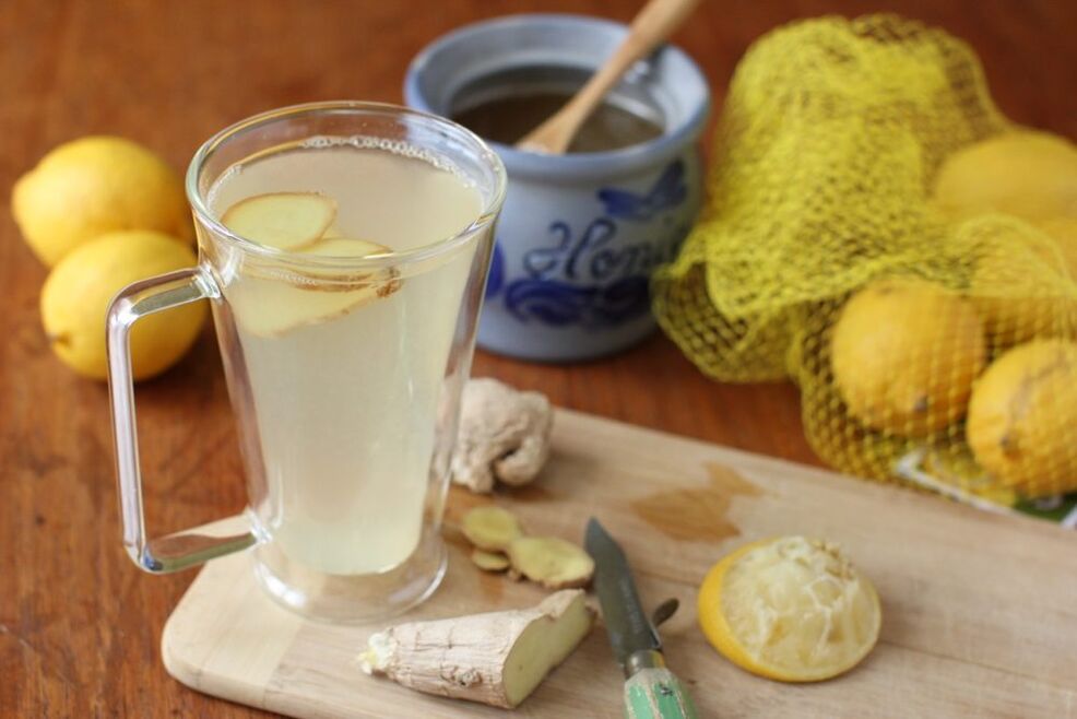 Імбирний лимонад з медом і соком лимона